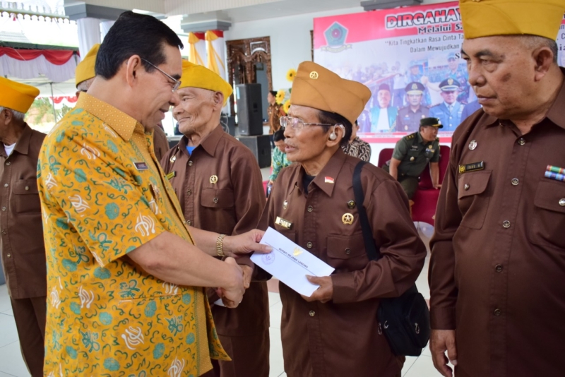 Bupati Rejang Lebong Serahkan Santunan Kepada Para Veteran