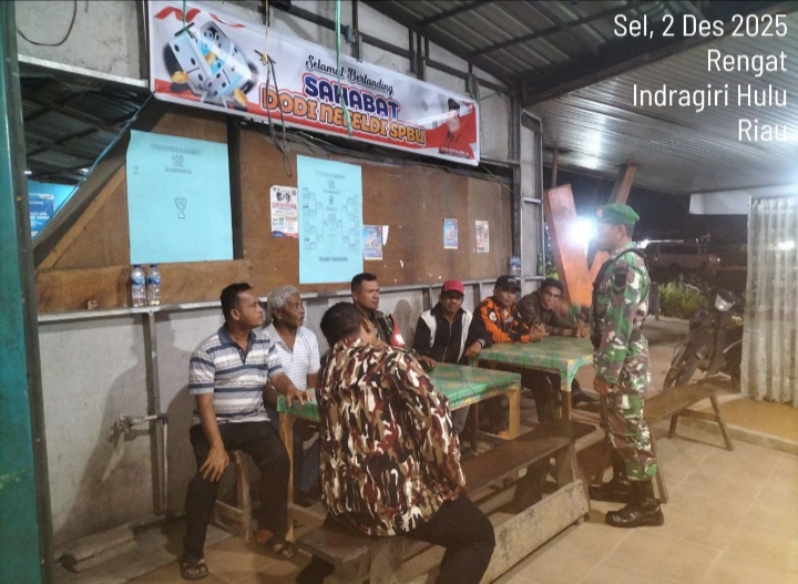 Menggalakan Siskamling Desa Babinsa Jalankan Komsos Malam Dengan Patroli Bersama Ormas Diwilayah Binaan.