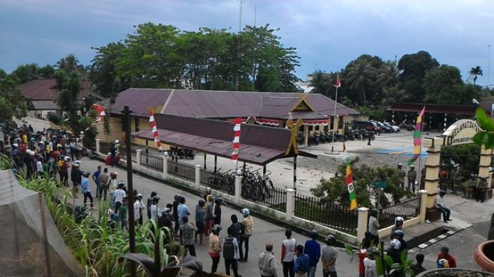 Meranti Memanas, Jalan Sepi, Toko-toko Tutup