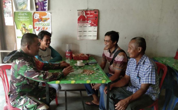 Datangi Warung Milik Warganya Babinsa Melaksanakan Komsos.