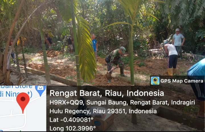 Babinsa Ramil 01 Rgt/Kodim 0302 Inhu Melaksanakan Karya Bakti Bersama Masyarakat