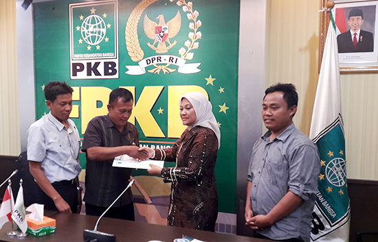 Petani Karawang Mengadukan Nasibnya ke F-PKB