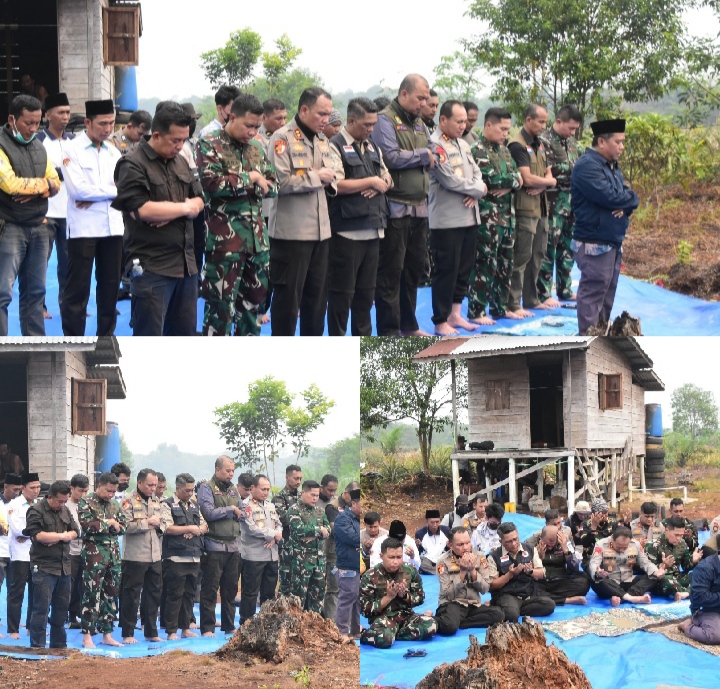 Pangdam XIX/TT dan  Kapolda Beserta Rombonga Lakukan Sholat Istisgo Dilahan Karhutla Di Desa Pulau Jumat Inhu