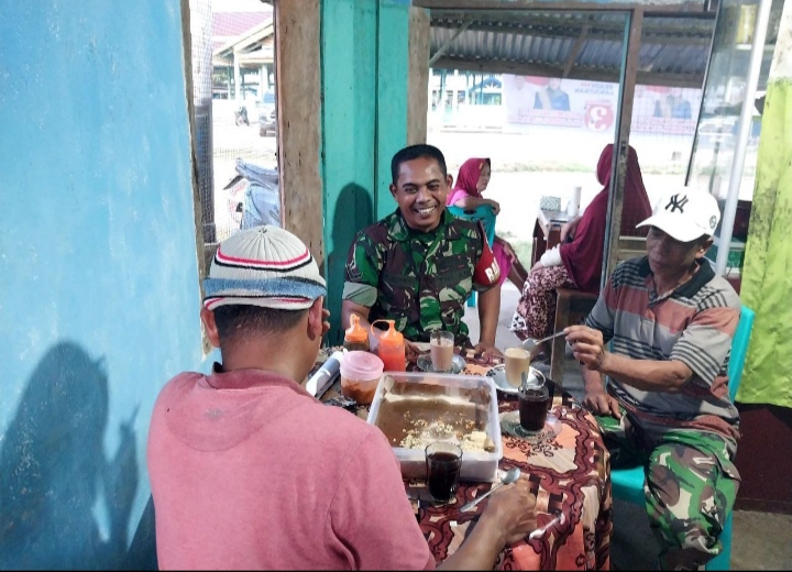 Peran Aktif Babinsa Menciptakan Keakraban, Babinsa Komsos Dengan Masyarakat di Wilayah Binaannya