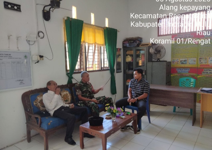 Babinsa Tingkatkan Kerjasama Yang Baik Dengan Aparat Desa Rengat Barat kantor Desa Alang Kepayang