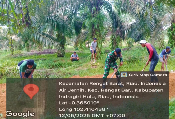 Babinsa Koramil 01/Rengat Beserta Masyarakat iGoro Timbun  Jalan Yang Rusak