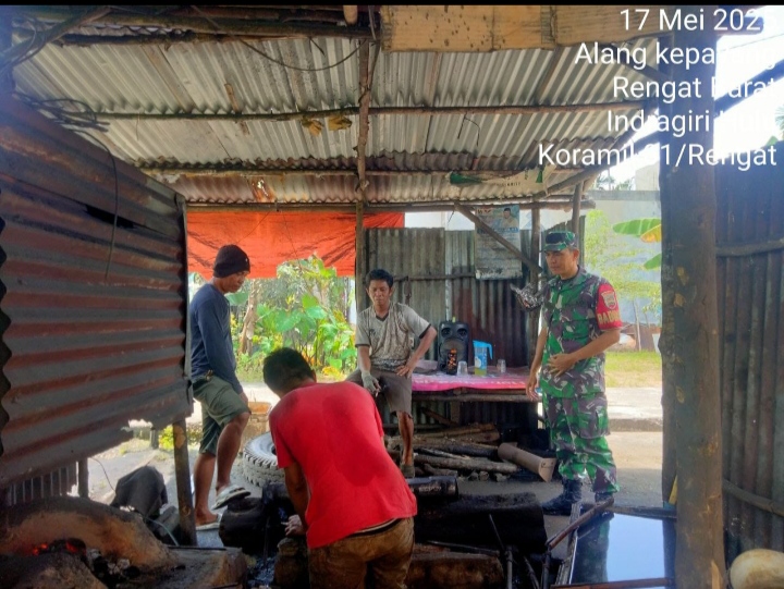 Babinsa Koramil 01/ Rengat Kunjungi Warganya Sebagai Pandai Besi Laksanakan Komsos Untuk Pembinaan Teritorial
