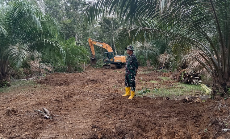 Satgas TMMD ke-127 Melanjutkan  Pembukaan Jalan Desa Rawang Ogung Menuju Desa Teratak Jering
