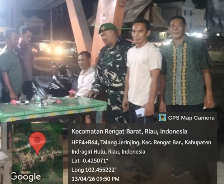 Laksanakan Patroli Babinsa Datangi Masyarakat Yang Sedang Berkumpul Nongkrong Di Desa Binaanya