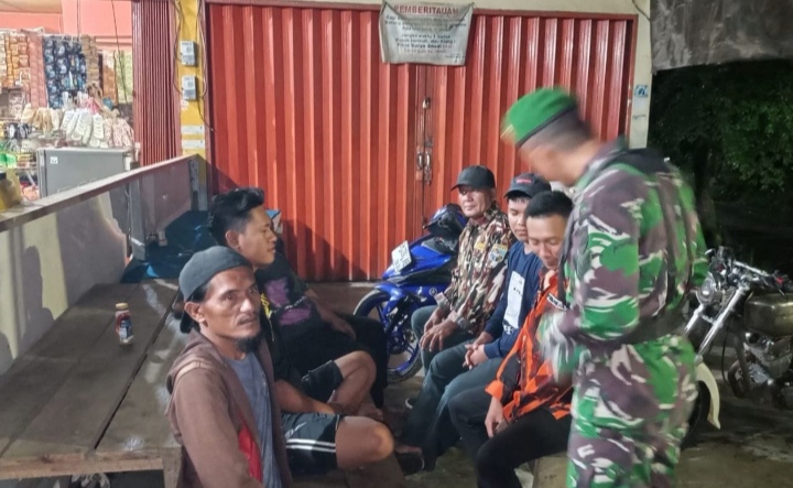 Jaga Keamanan, Babinsa Koramil 01/Rengat Laksanakan Patroli Siskamling Bersama Warga Masyarakat