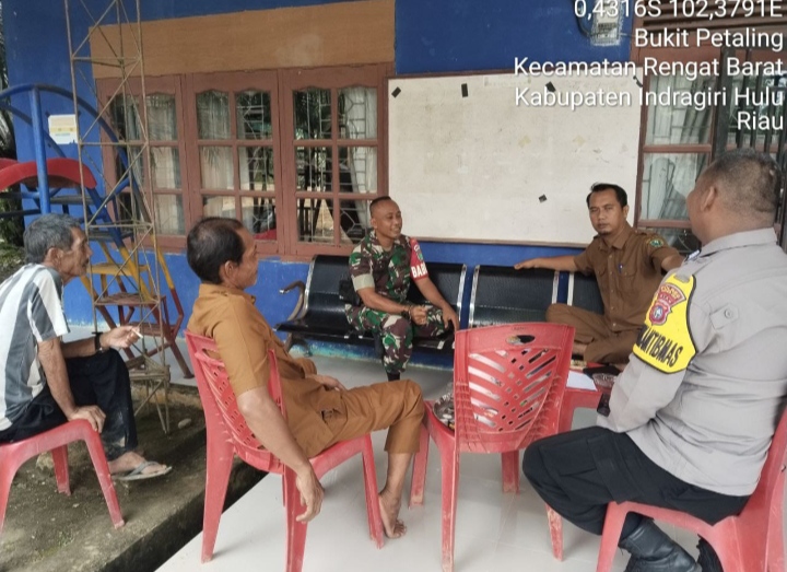 Kerja Sama Yang Baik, Babinsa Komsos bersama Kades dan Warga Bukit Petaling