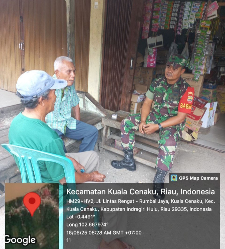 Babinsa Koramil 01/Rengat   Melaksanakan  Komsos Dengan Warga Desa Binaan Kuala Cenaku