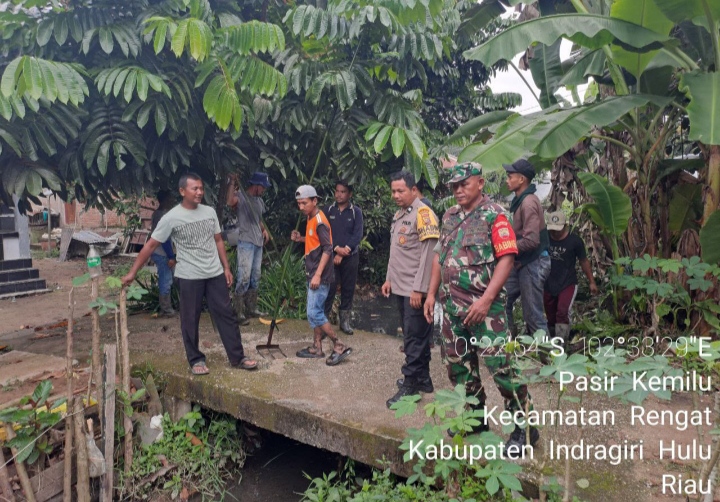 Melalui Komsos Babinsa Himbau Warga Untuk Lakukan Goro Bersihkan Saluran Air Antisipasi Banjir.