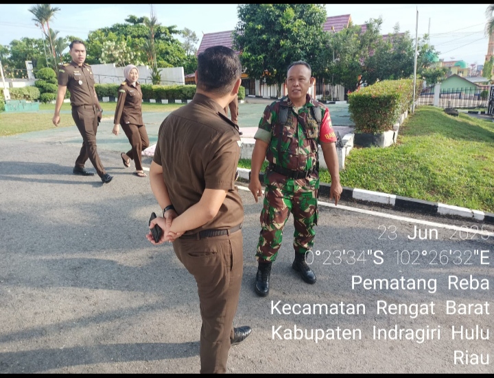 Babinsa Menjalin Keakraban Dengan Instansi Kejaksaan Negeri Indragiri Hulu.