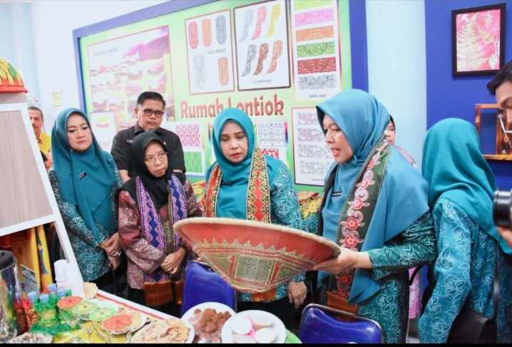 Zulia Rahman Hadi Apresiasi Pemerintah Daerah Tingkatkan Produksi Lokal kerajinan