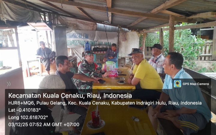 Babinsa Koramil 01/Rengat Melaksanakan Komsos Dengan Warga Desa Binaan Selaku Mitra