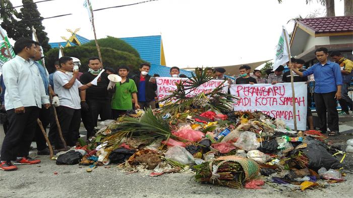 Massa KAMMI Aksi Tumpahkan Satu Truk Sampah Depan Rumah Wako