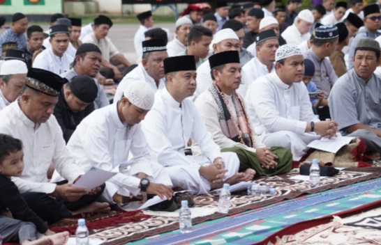 Pj Walikota Tebing Tinggi dan Keluarga Shalat Ied di Lapangan Merdeka