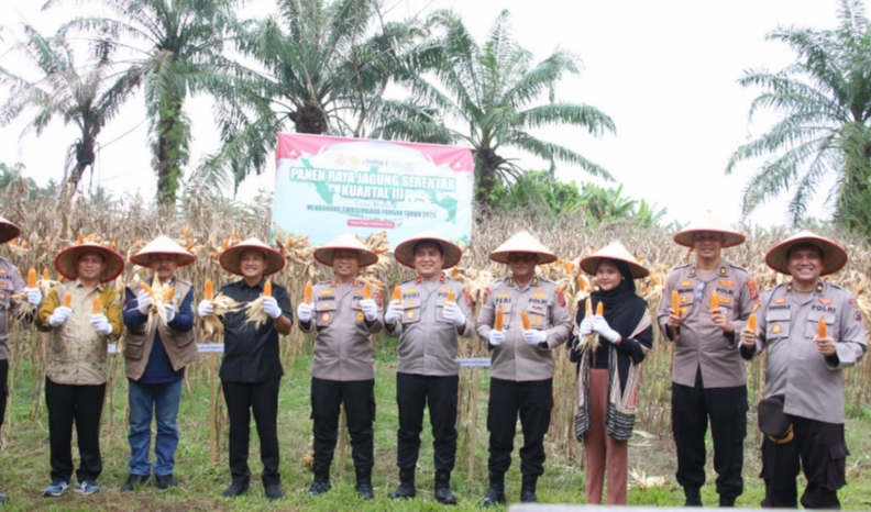Kapolres Tebing Tinggi Panen Raya Jagung Serentak Kuartal III Tahun 2025