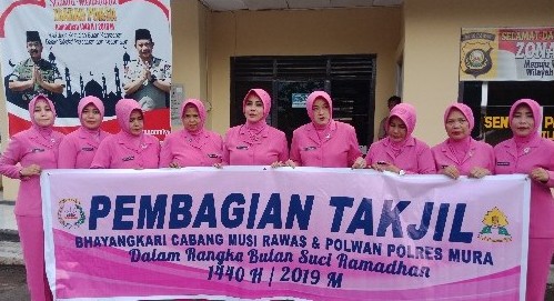 Ketua Bhayangkari Mura Bersama Jajaran Polsek Tugumulyo Bagi Takjil Gratis Ke Pengguna Jalan