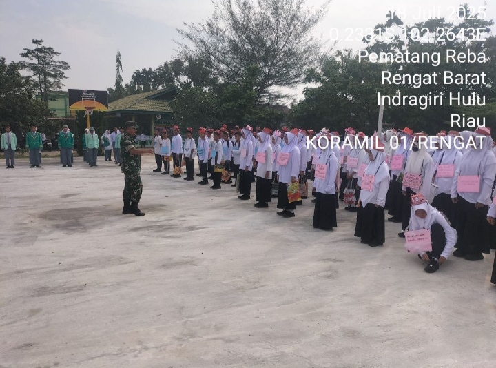 Siswa Dan Siswi MAN I Inhu Diberi Pelatihan Oleh Anggota Koramil 01/Rengat Dan Wasbang.