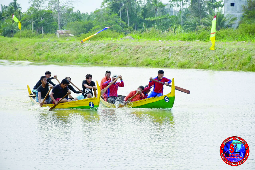 Sungai Bedagai Dipenuhi Warga menyaksikan Lomba Dayung Sampan