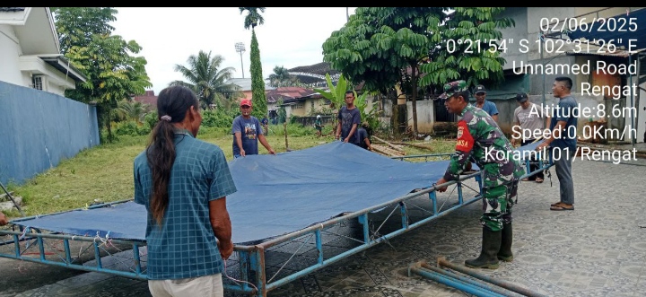 Babinsa Turut Serta Bantu Siapkan Tempat Lokasi Penyembelihan Hewan Qurban