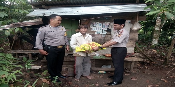 Bentuk Kepedulian Sosial, Polsek Linggau Barat Memberikan Bantuan Sembako Bagi Warga Kurang Mampu