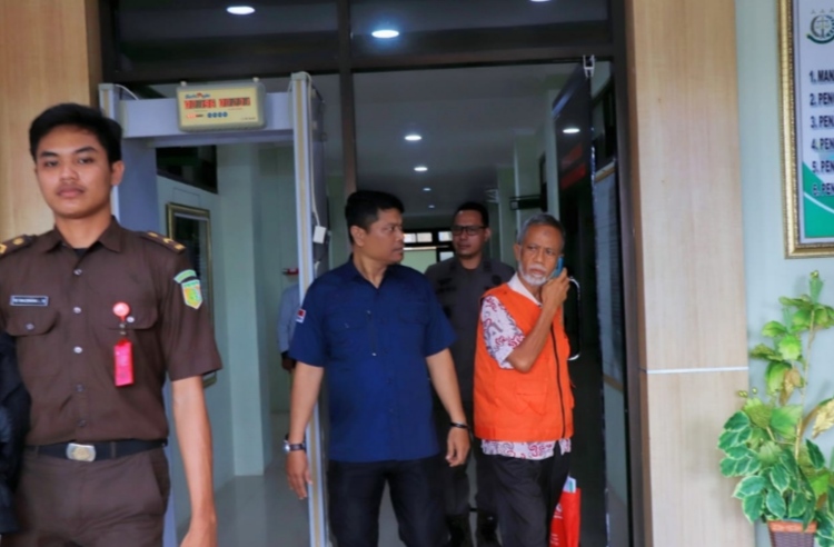 Kedua Tersangka Tindak Pidana Perpajakan Langsung Digiring Ke Rutan Ambon