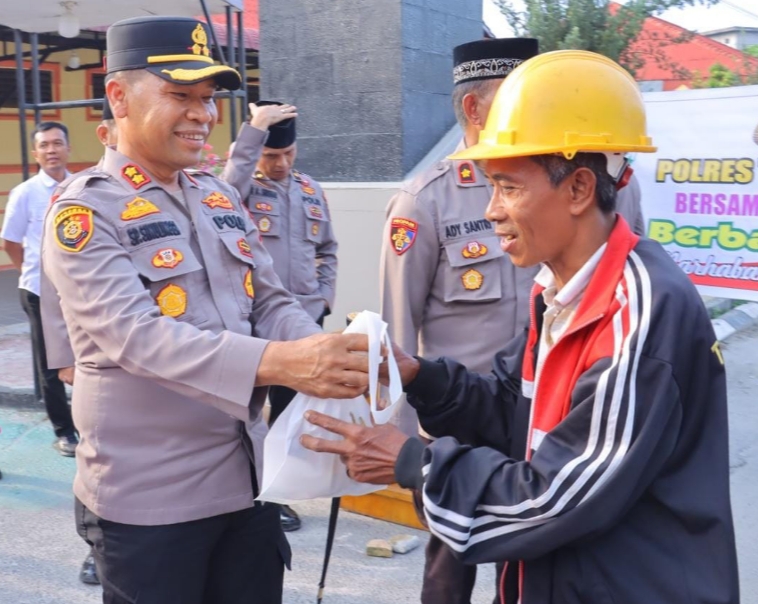 Bakti Sosial, Kapolres Tebing Tinggi Bagikan Takjil kepada Masyarakat