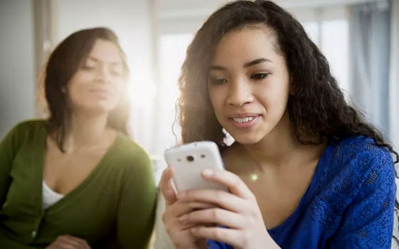 Moms, Stop Intip Ponsel Anak Remaja! Ini Alasannya