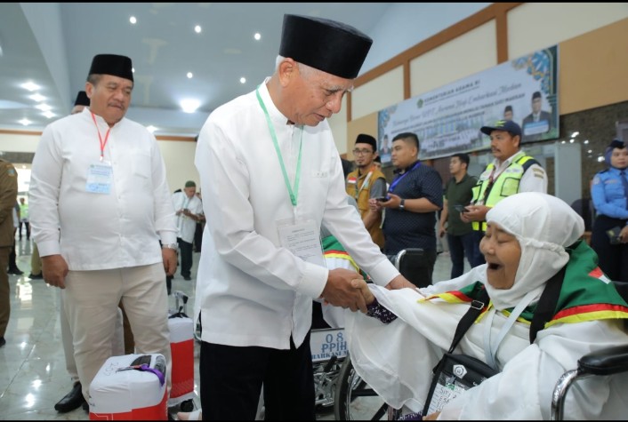 Pj Gubsu Bersama Bupati Asahan Lepas Jama'ah Calon Haji Kloter I