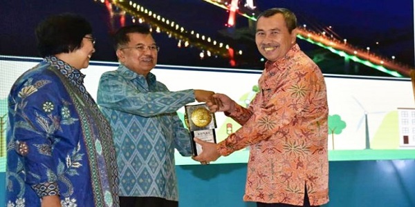 Bupati Siak Terima Penyerahan Piala Adipura Dari Wapres Sebagai Kota Kecil Terbersih