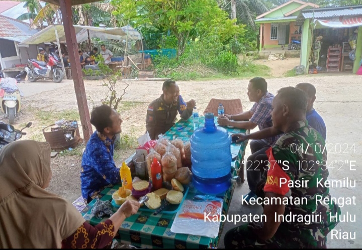 Nikmati Jajanan Sederhana Serta Bincang Santai, Babinsa Laksanakan Komsos Bersama Warga Binaan