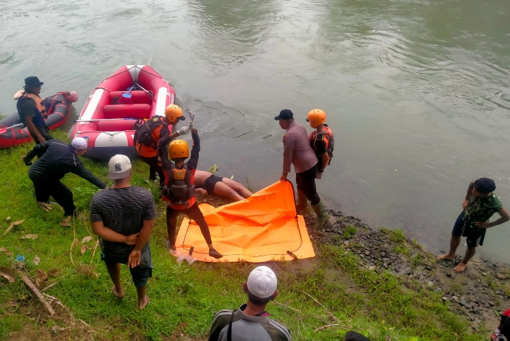 Polsek Sipispis Evakuasi Pelajar yang Hanyut di Sungai Bahbolon