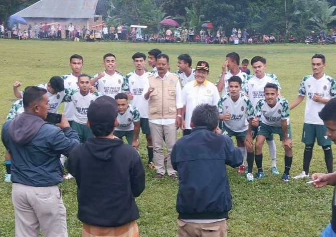 Bacalon Bupati Kabupaten Pasaman  Desrizal Skm M kes di Sambut Hangat Warga dan Pemain Sepak Bola