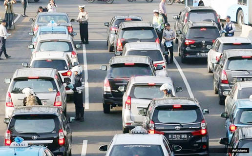 Hari Pertama Pemberlakuan Ganjil-Genap, Puluhan Kendaraan Ditilang