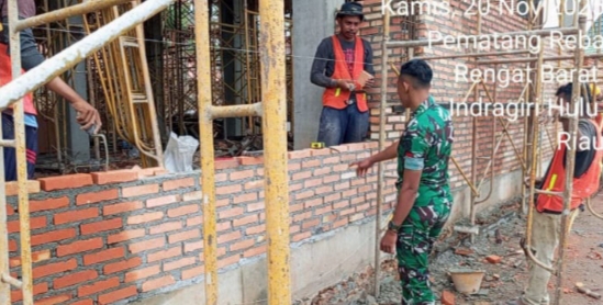 Kemanunggalan TNI Babinsa Koramil 01/Rengat Komsos Temui Pekerja Bangunan