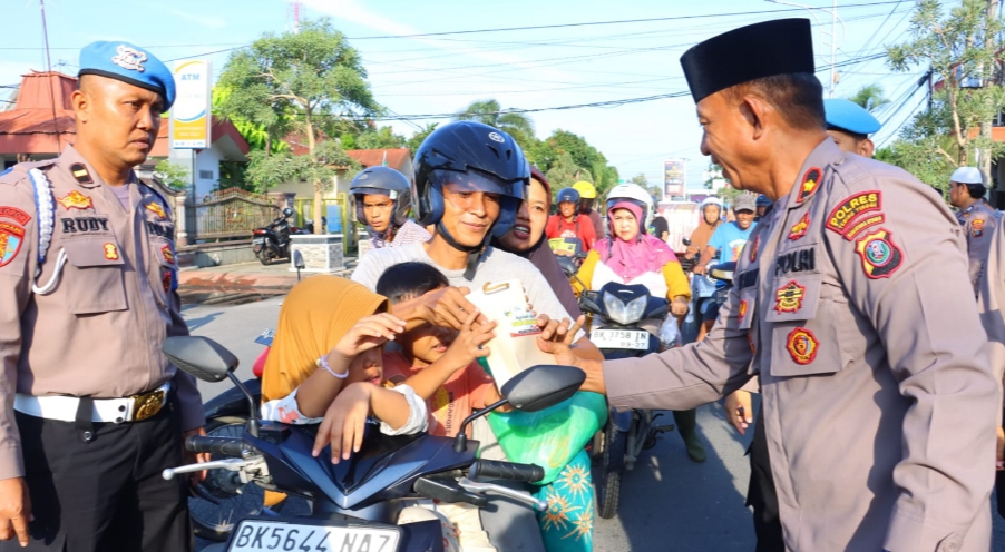 Bakti Sosial, Polres Tebingtinggi Bagikan Takjil kepada Masyarakat