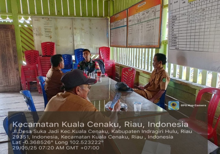 Jaga Wilayah Tetap Kondusif Babinsa Koramil 01/Rengat Lakukan Komsos Bersama Perangkat Desa