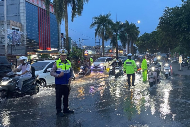 Hujan Deras Rendam Pekanbaru, Dirlantas Polda Riau Pimpin Langsung Urai Kemacetan dan Bantu Pengendara