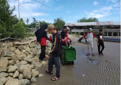 Forum Anak Bandar Laksamana Gotong Royong Bersihkan Pantai Tenggayun