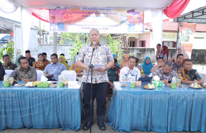 Pemkab Asahan Serahkan BPJS Kesehatan Gratis Dan KIP Kepada Masyarakat Di 4 Kecamatan