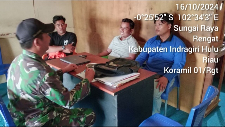 Datangi Kantor Desa Bersama Perangkat Desa Babinsa Koramil 01/Rengat Melaksanakan Komsos