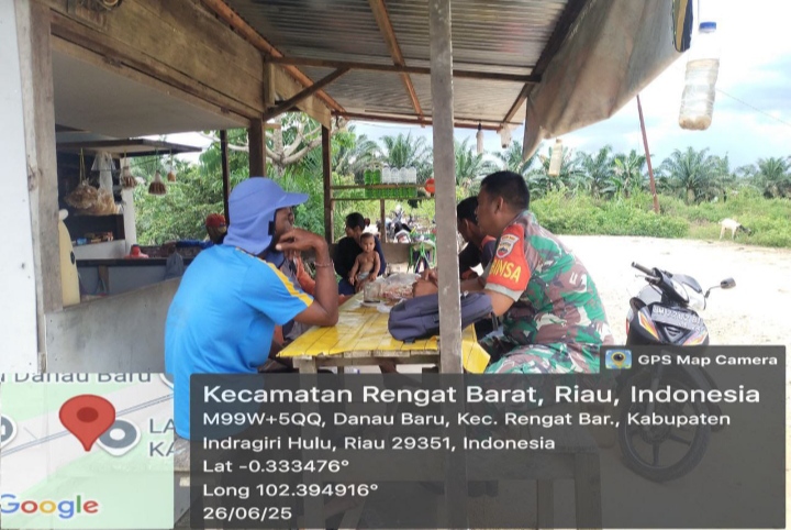 Sambangi Desa Danau Baru Untuk Jaga Hubungan Baik, Babinsa Koramil 01/Rengat Melaksanakan Komsos Dengan Warga Binaan