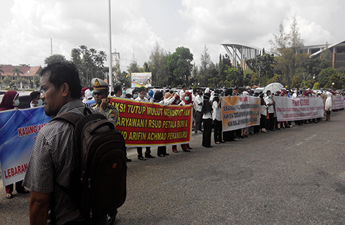 Petugas Rawat Inap di RSUD Arifin Achmad Demo