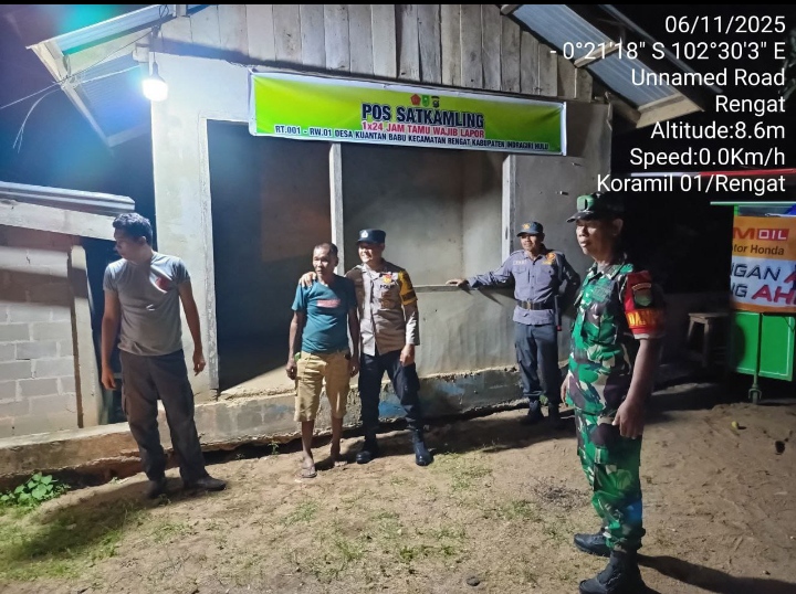 Babinsa Koramil 01/Rengat Laksanakan Patroli Gabungan Siskamling Ciptakan Lingkungan Aman