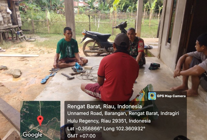 Mewujudkan Keakraban Di Desa Barangan Babinsa Lakukan Komsos Temui Warganya  