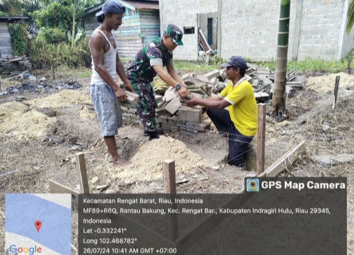 Goro Membangun Rumah Warga Babinsa Tetap Lakukan Komsos Dengan Warga Binaan.