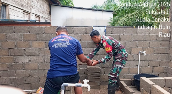 Babinsa Bantu Bangun Rumah Warga Untuk Membudayakan Saling Tolong Menolong